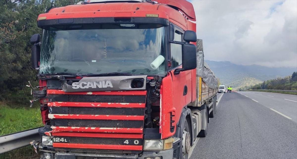 Aydın'ın Germencik ilçesi Aydın-İzmir Otoyolu'nun Aydın istikametinde tır, arıza nedeniyle yolun...