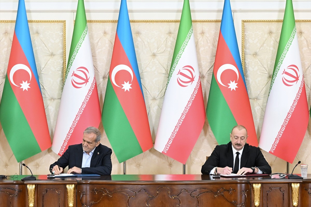 Azerbaycan Cumhurbaşkanı İlham Aliyev başkent Bakü'de İran Cumhurbaşkanı Mesud Pezeşkiyan ile...