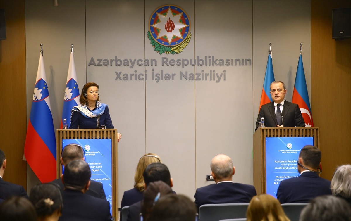 Azerbaycan Dışişleri Bakanı Ceyhun Bayramov (sağda), Azerbaycan'da temaslarda bulunan Slovenya...
