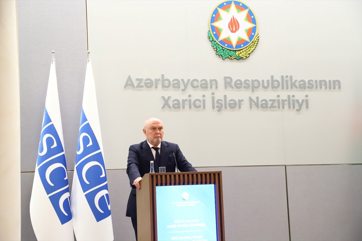 Azerbaycan Dışişleri Bakanı Ceyhun Bayramov, temaslarda bulunmak üzere ülkeye gelen Avrupa...