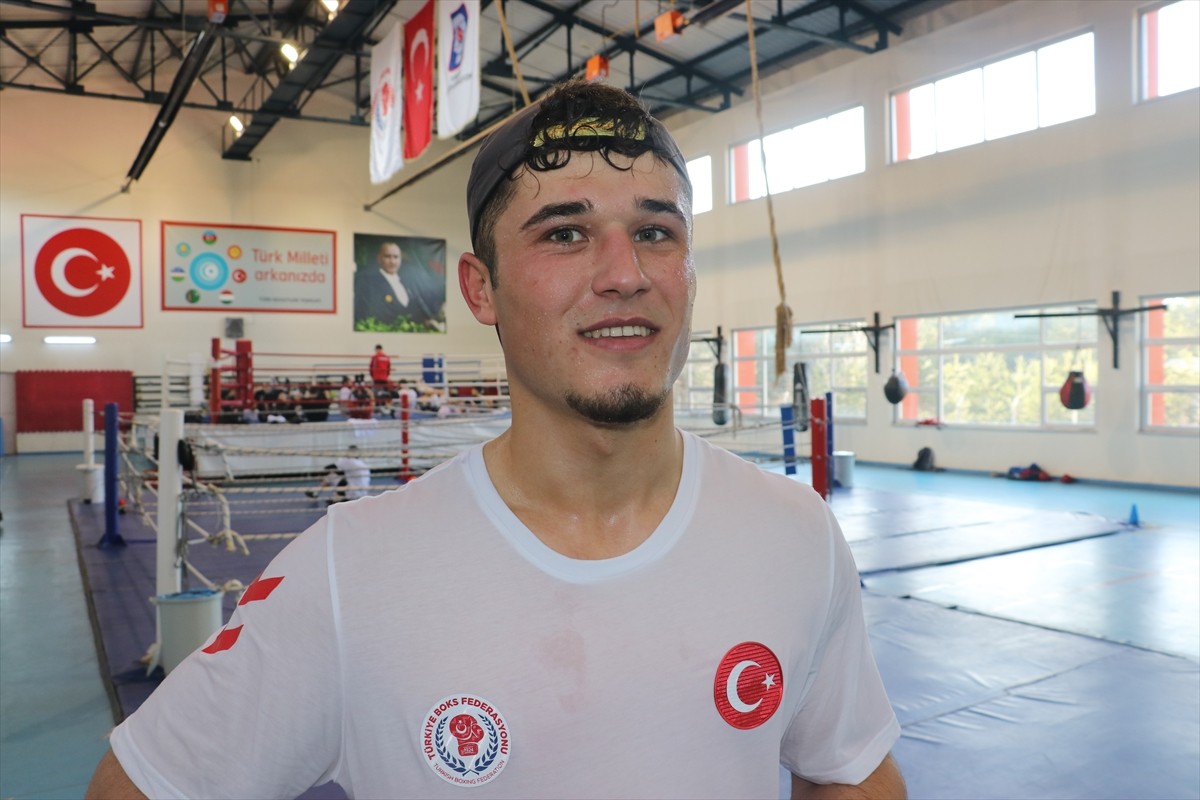 Babasıyla birlikte demir döverek organizasyonlara hazırlanan milli boksör Oğuzhan Hükümdar, dünya...