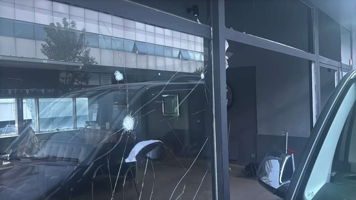 Bağcılar'da el yapımı patlayıcı (EYP) atılması sonucu oto galeride hasar meydana geldi. İhbar...