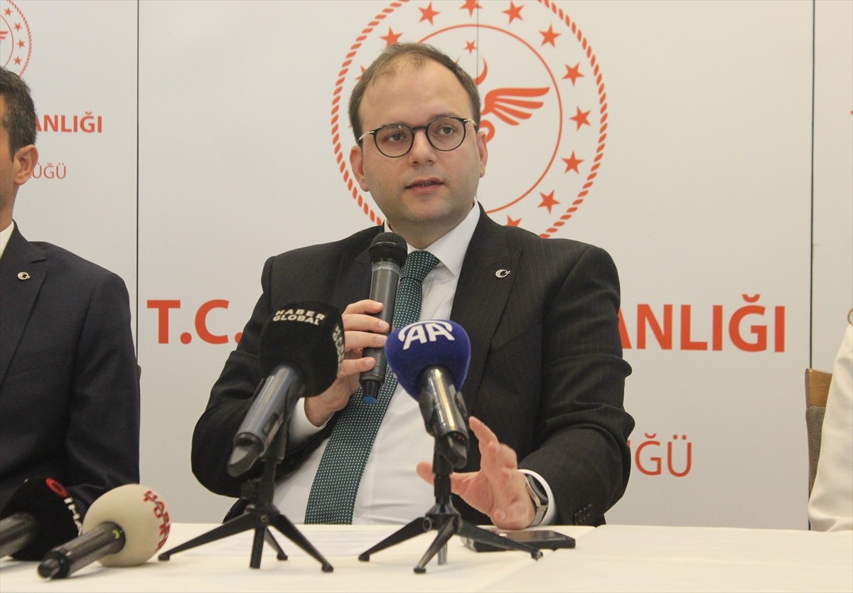 Bakırköy'de basın mensuplarıyla bir araya gelen İstanbul İl Sağlık Müdürü Doç. Dr. Abdullah Emre...