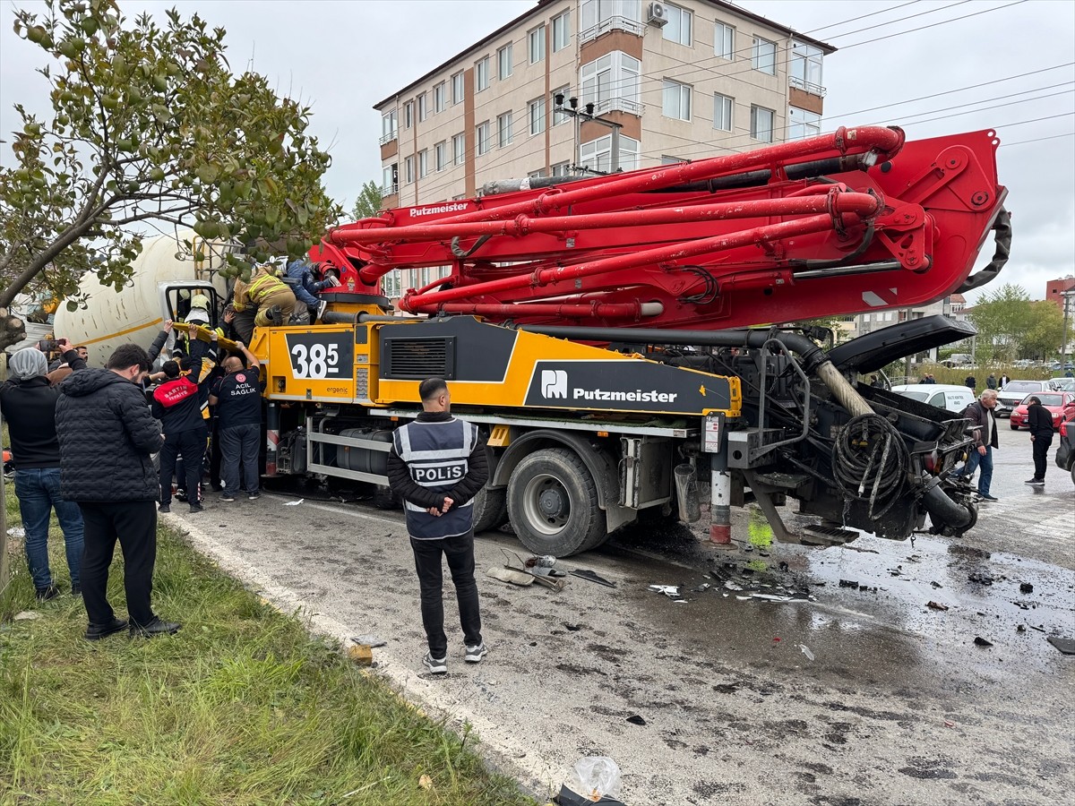 Bartın'da 3 aracın karıştığı zincirleme trafik kazasında 8 kişi yaralandı.