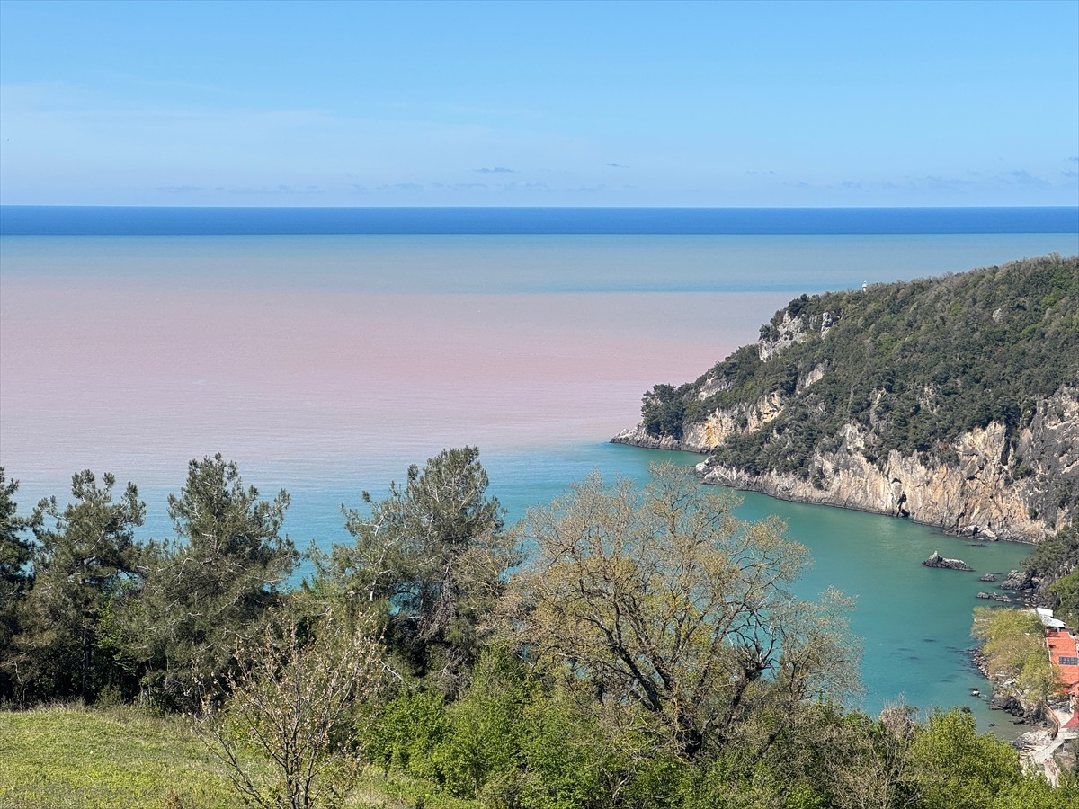 Batı Karadeniz'in önemli turizm merkezlerinden Bartın'ın İnkumu tatil beldesinde sağanak ve eriyen...