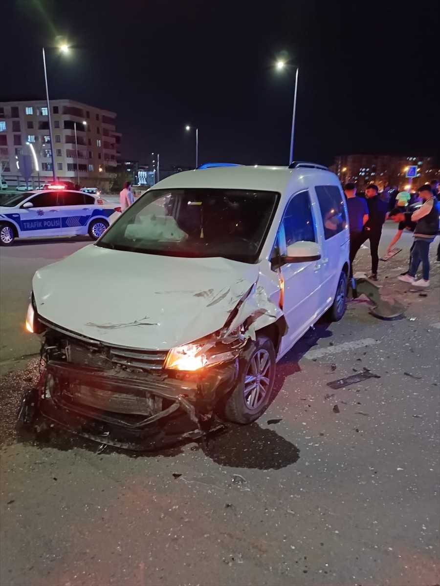 Batman'da otomobil ile hafif ticari aracın çarpışması sonucu 7 kişi yaralandı.