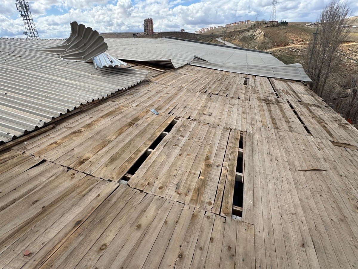Bayburt'ta etkili olan kuvvetli rüzgar yaşamı olumsuz etkiledi. Kuvvetli rüzgar kent merkezinde...