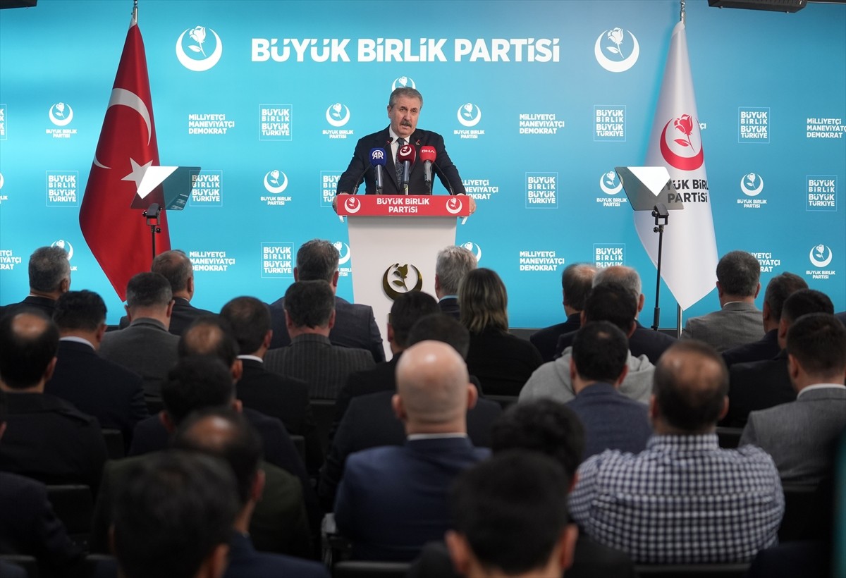 BBP Genel Başkanı Mustafa Destici, partisinin genel merkezinde basın toplantısı düzenledi. 