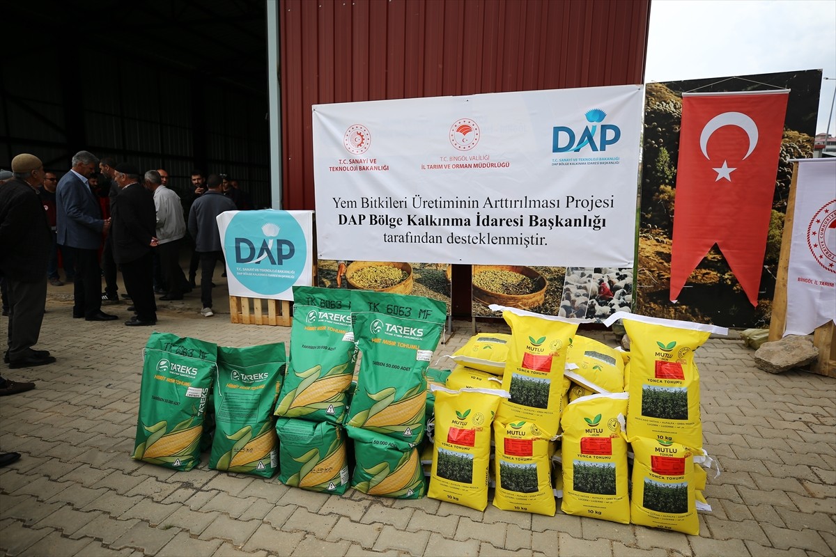 Bingöl Tarım ve Orman Müdürlüğü tarafından çiftçilere yüzde 70 hibeli mısır ve yonca tohumu...