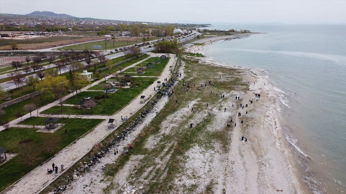Bitlis'in Adilcevaz ilçesinde öğrenci ve vatandaşların katılımıyla Van Gölü sahilinde temizlik...