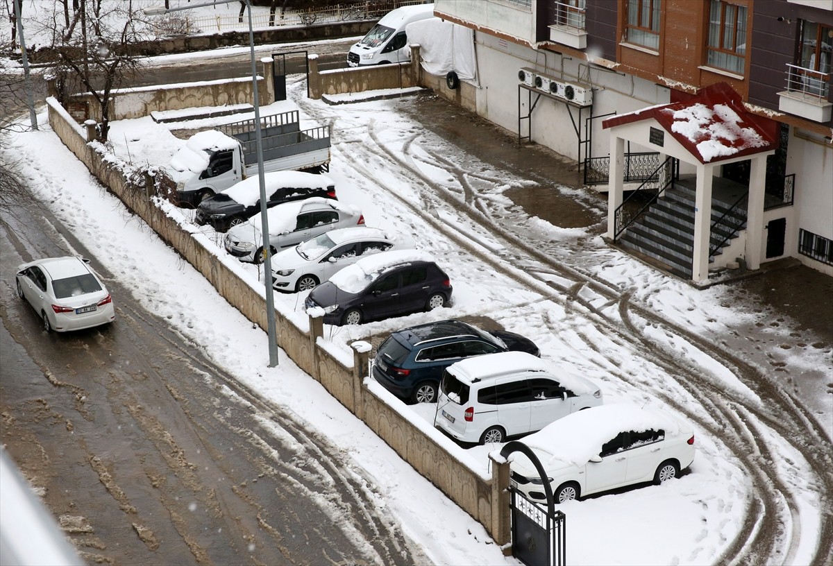 Bitlis'te gece başlayan ve aralıklarla devam eden kar nedeniyle kent beyaza büründü. 