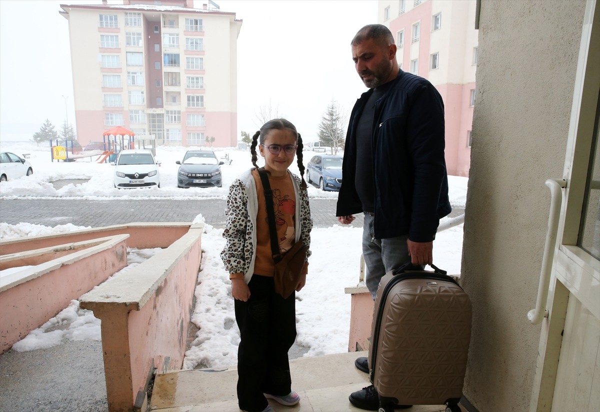 Bitlis'te geçen yıl "Kamu ve Özel Sektör Yatırımları Toplu Açılış Töreni"nde açtığı "Göz...