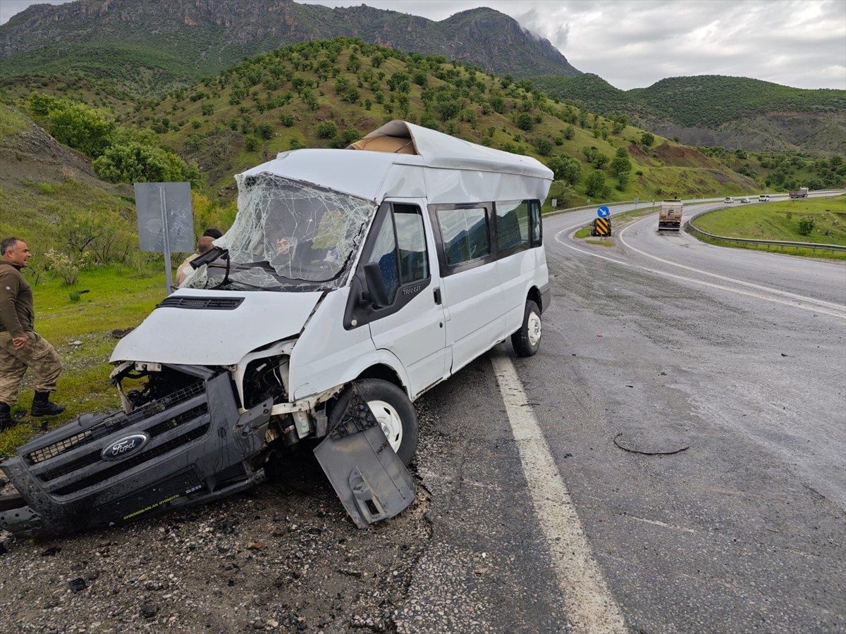 Bitlis'te minibüs ile tırın çarpışması sonucu 1 kişi öldü, biri ağır 2 kişi yaralandı.