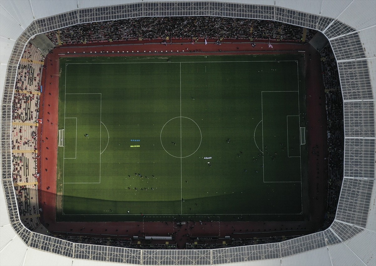 Bölgesel Amatör Lig 6. Grup'ta oynanan Eskişehirspor-Akşehirspor maçını 33 bin 247 biletli...