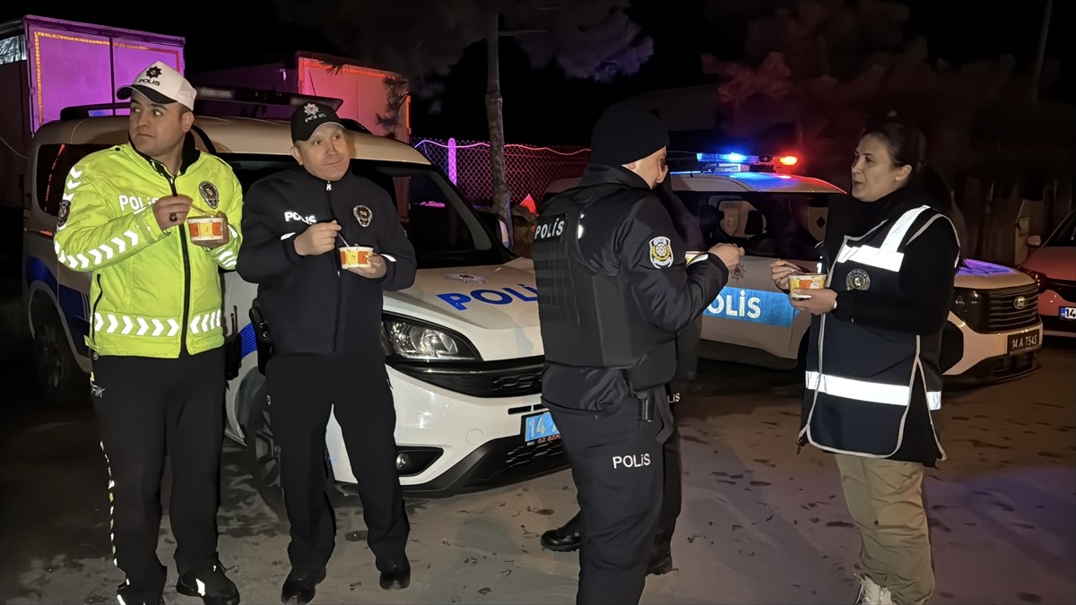Bolu'da görev başındaki polis memurlarına, Türk Kızılay üyelerince çorba ikramında...