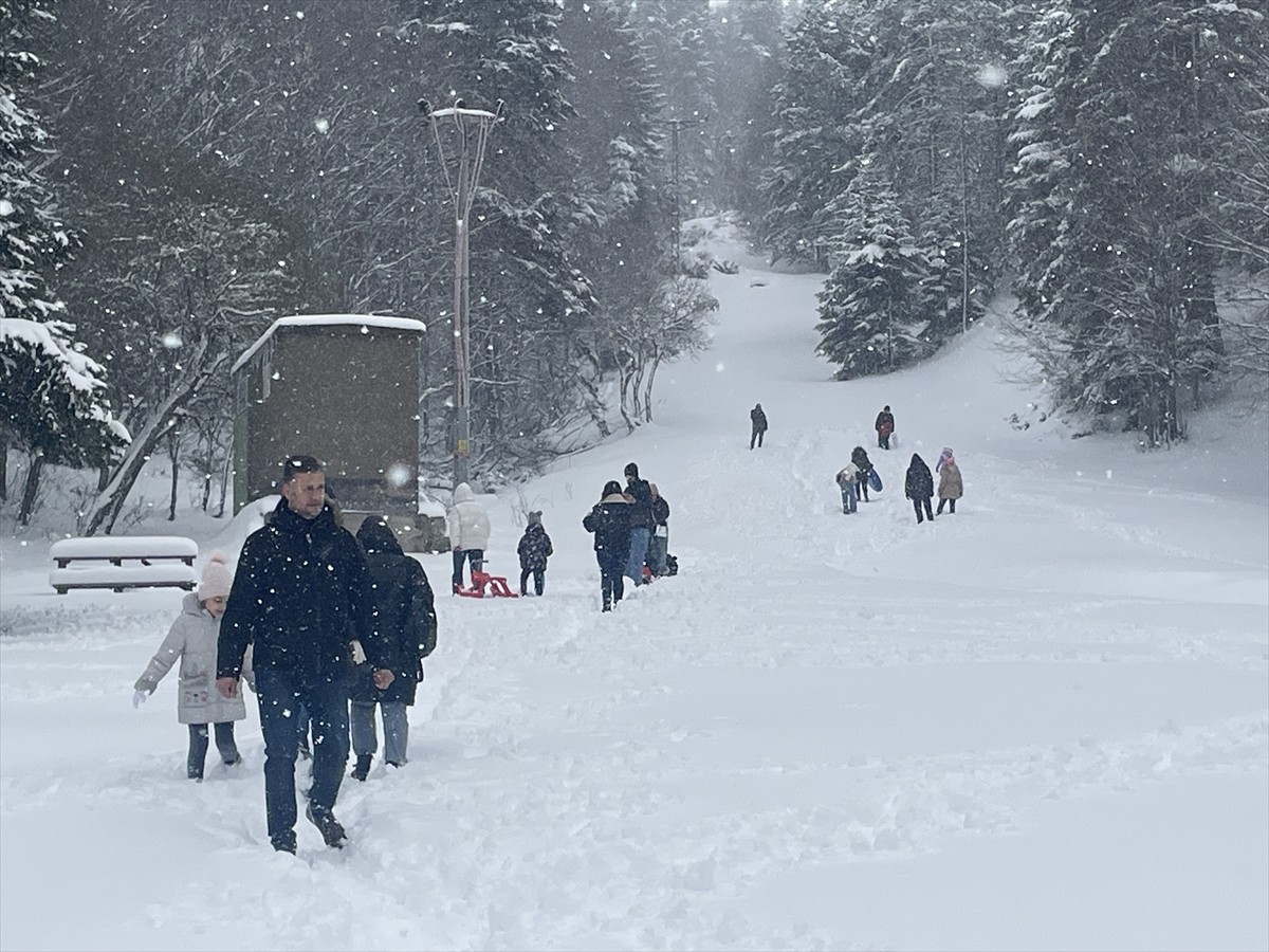 Bolu'nun doğal güzellikleriyle ünlü Abant Gölü Milli Parkı, nisan ayında yağan karın tadını...