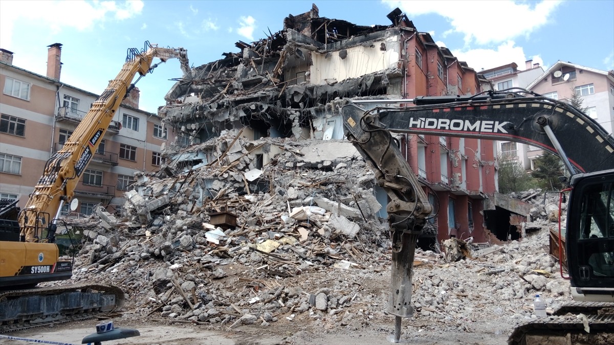 Bolu'nun Gerede ilçesinde uzun süredir kullanılmayan ve güvenlik riski oluşturan 5 katlı otel...