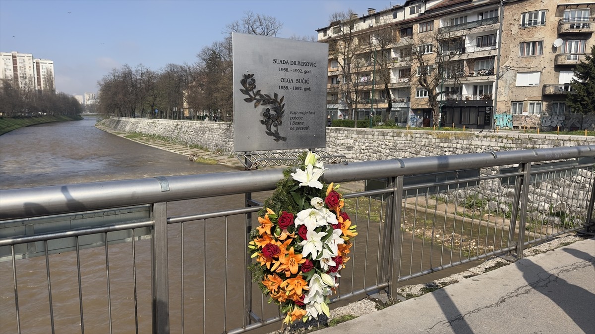 Bosna Hersek'in başkenti Saraybosna'da 5 Nisan 1992'de savaş karşıtı protestolara katılan ve...