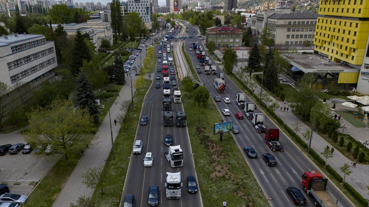 Bosna Hersek'in başkenti Saraybosna'da 543 tır şoförü, bürokratik işlemlerin dijitalleştirilmesi...