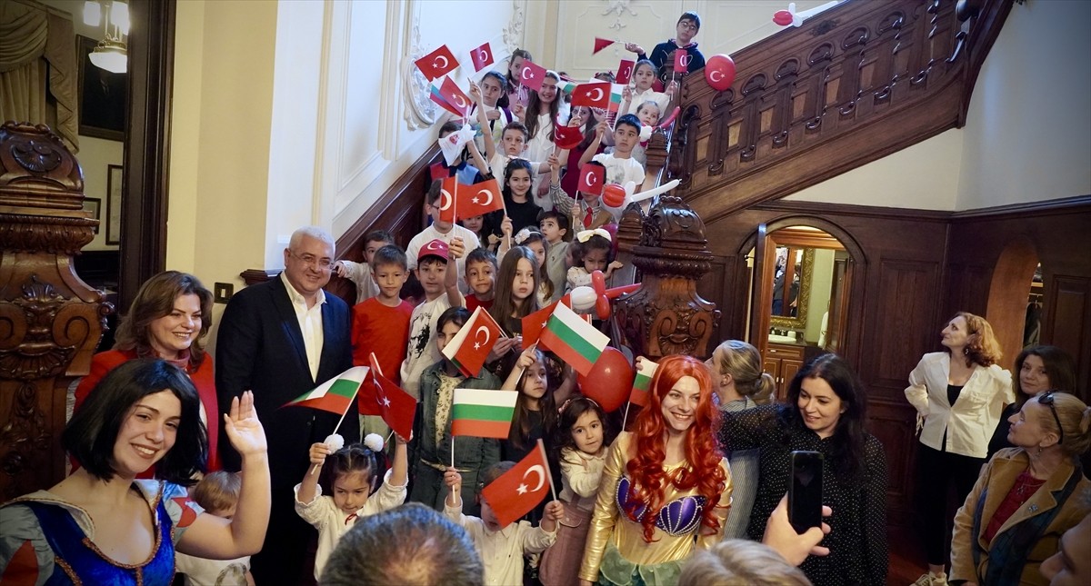 Bulgaristan'da 23 Nisan Ulusal Egemenlik ve Çocuk Bayramı dolayısıyla Türkiye'nin Sofya...