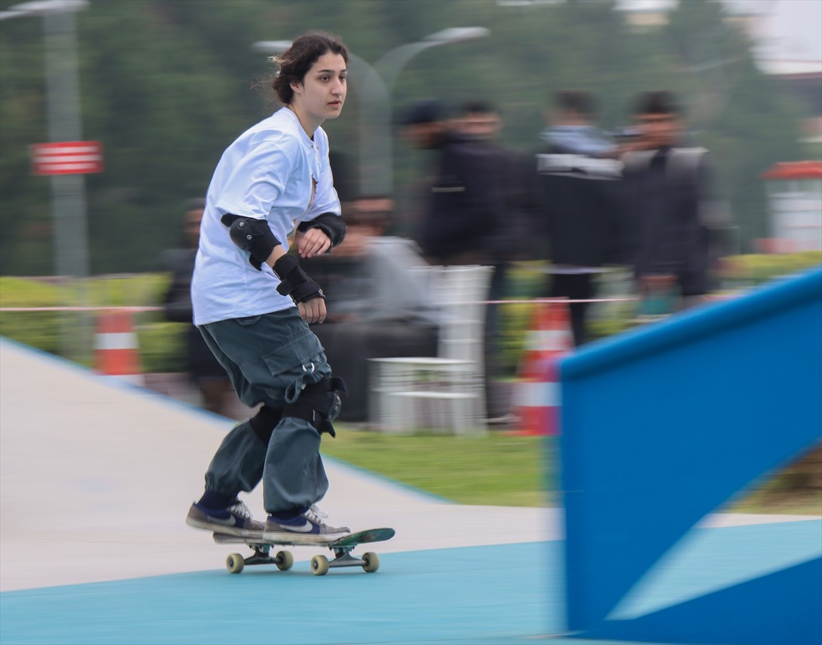 Bursa'da, Kadıköy'de bıçaklanarak öldürülen 15 yaşındaki Mattia Ahmet Minguzzi anısına kaykay...