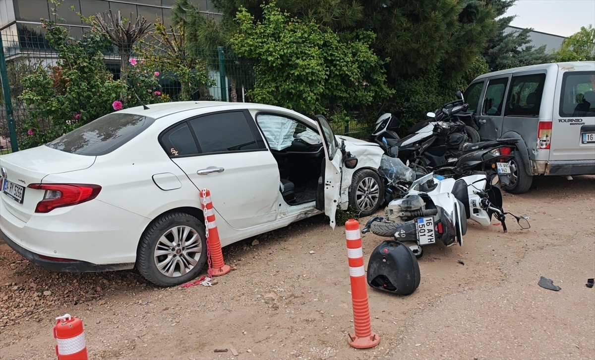 Bursa'nın İnegöl ilçesinde 2 otomobilin çarpıştığı kazada 4 kişi yaralandı. Çarpışmanın etkisiyle...