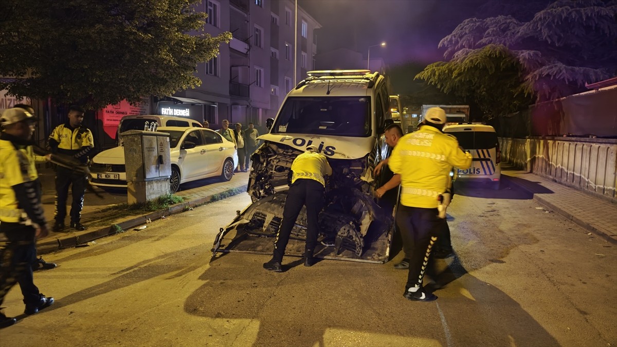 Bursa'nın İnegöl ilçesinde, hafif ticari araçla çarpışan polis aracındaki 2 memur...