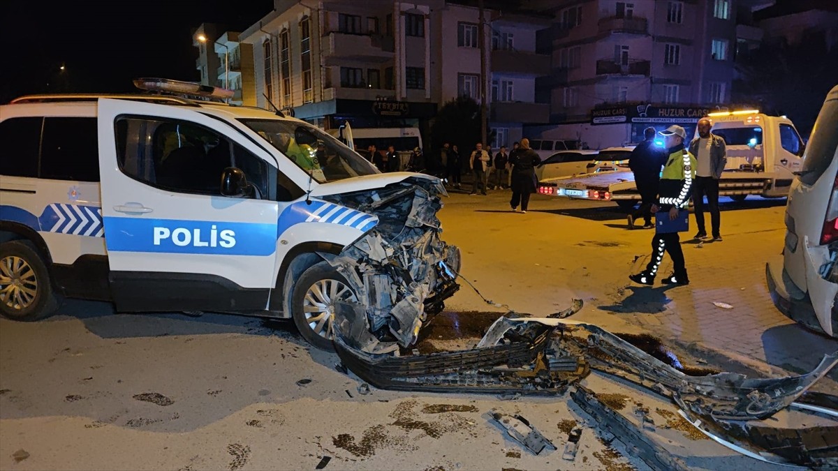 Bursa'nın İnegöl ilçesinde, hafif ticari araçla çarpışan polis aracındaki 2 memur...