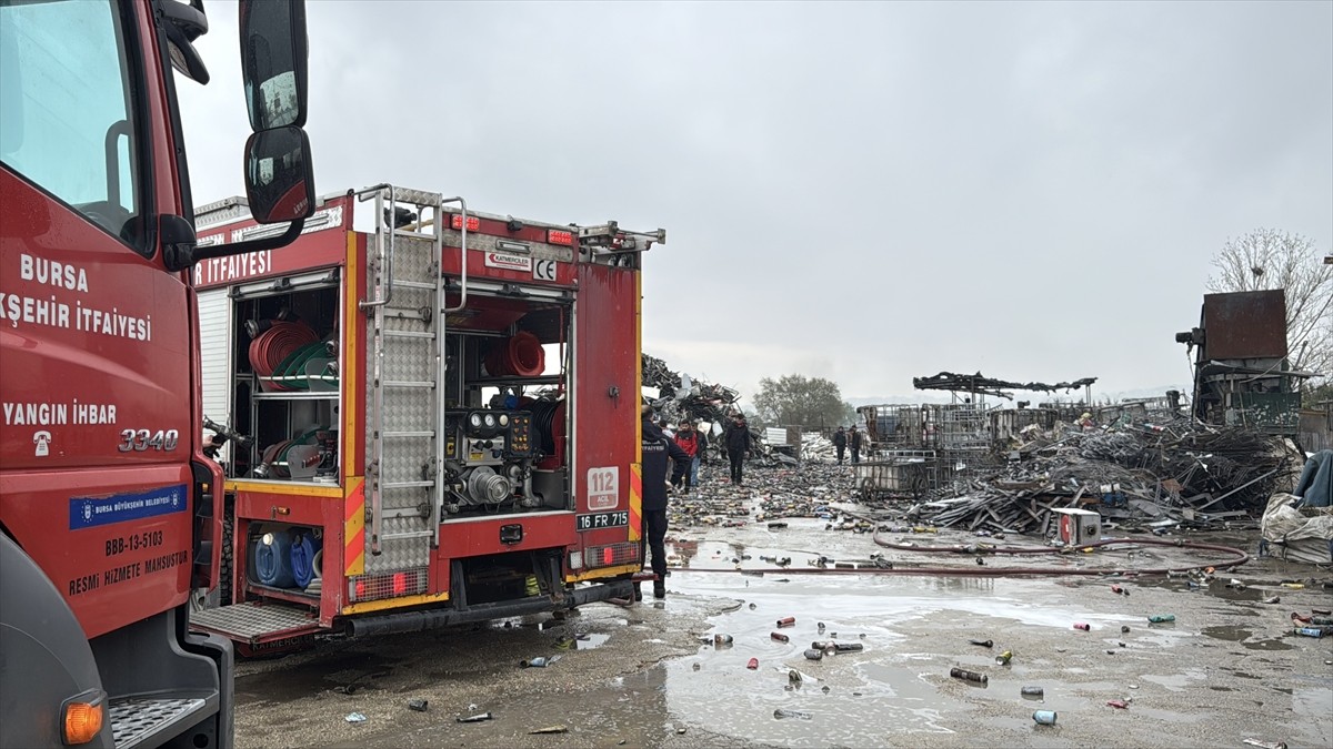 Bursa'nın Nilüfer ilçesinde geri dönüşüm tesisinde çıkan yangın, itfaiye ekiplerince...