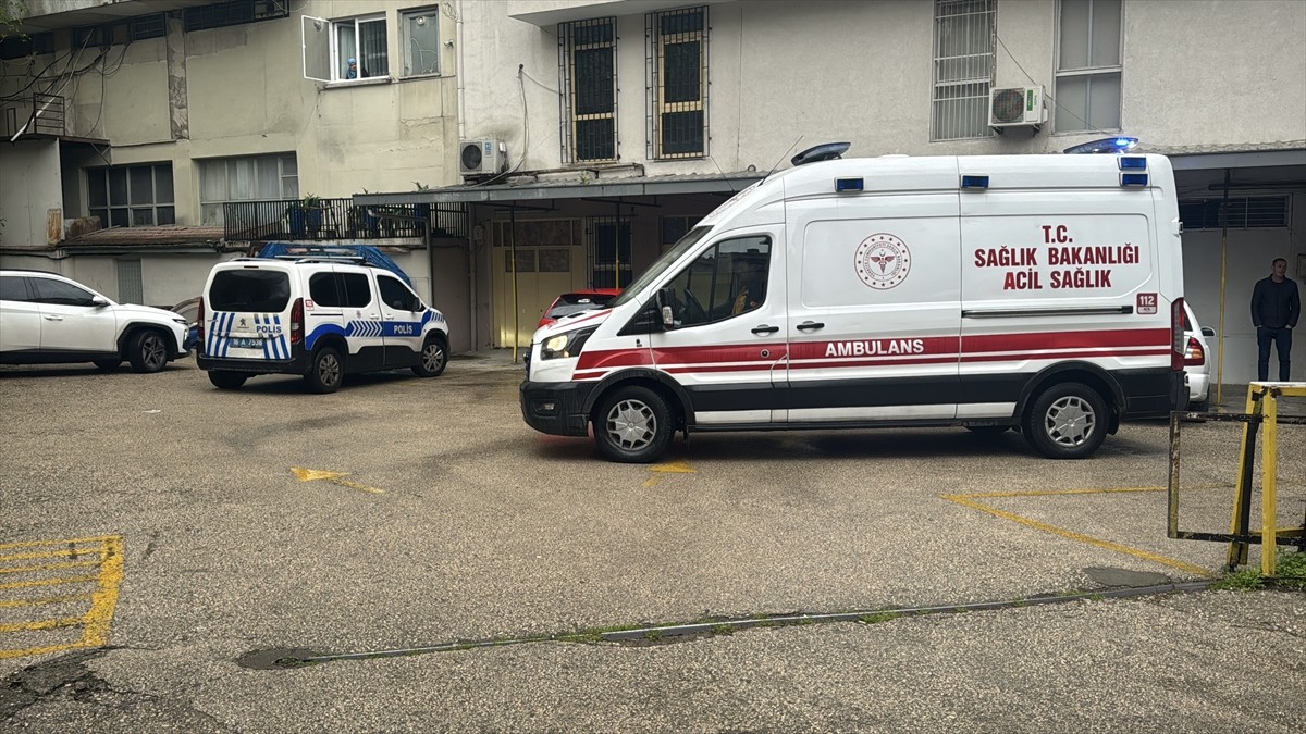 Bursa'nın Osmangazi ilçesinde otoparkta gerçekleştirilen silahlı saldırıda 1 kişi yaralandı. İhbar...