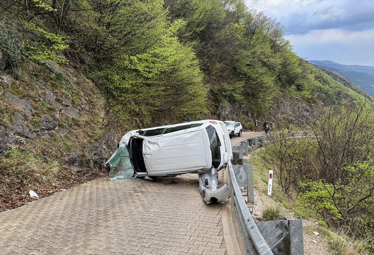 Bursa'nın Yıldırım ilçesinde, devrilen hafif ticari araçtaki 3 kişi yaralandı.