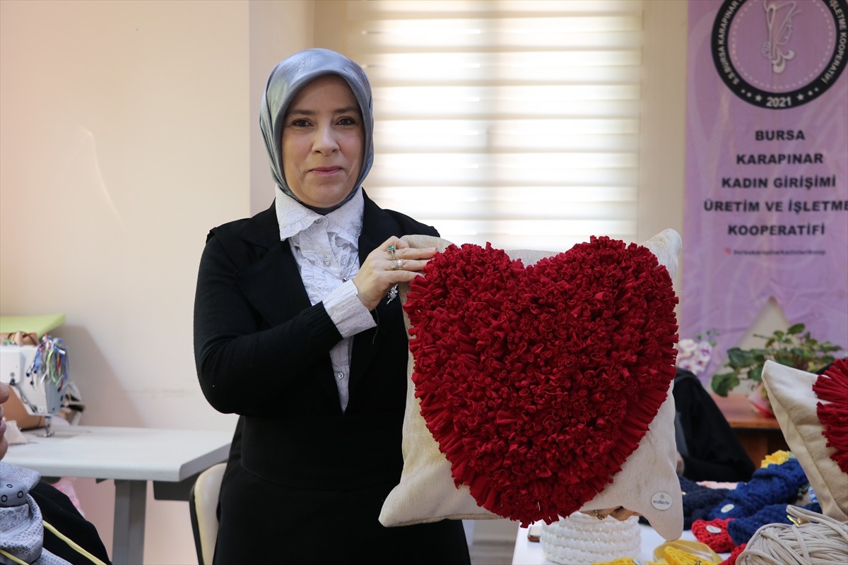 Bursa'nın Yıldırım ilçesinde kooperatif kuran kadınlar, tekstil fabrikalarından aldıkları atık...