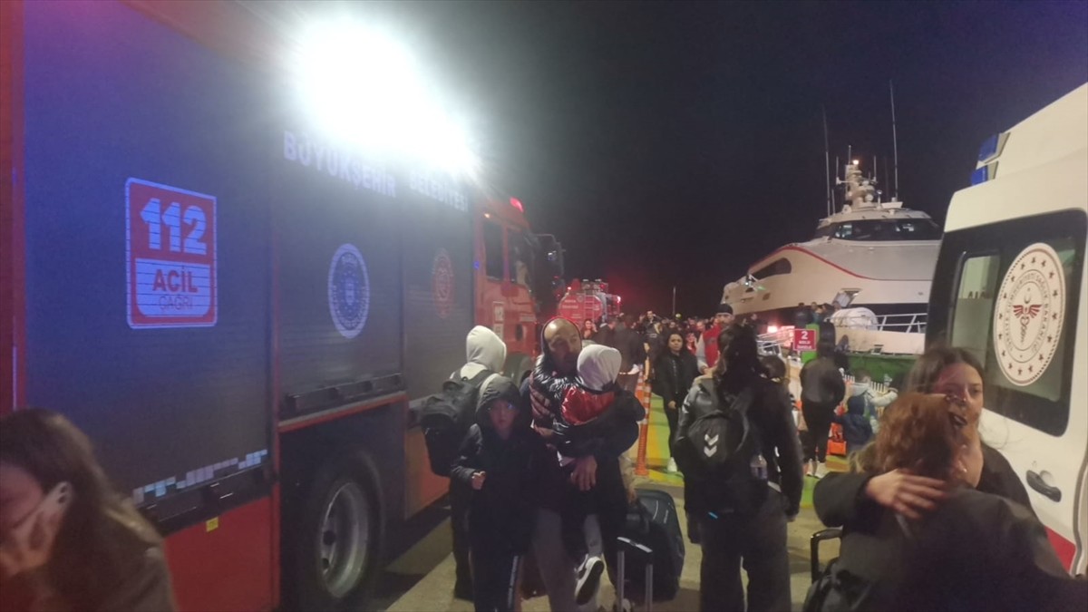 Bursa Deniz Otobüslerinin (BUDO) feribotunun makine dairesinde çıkan yangın, gemi personelince...