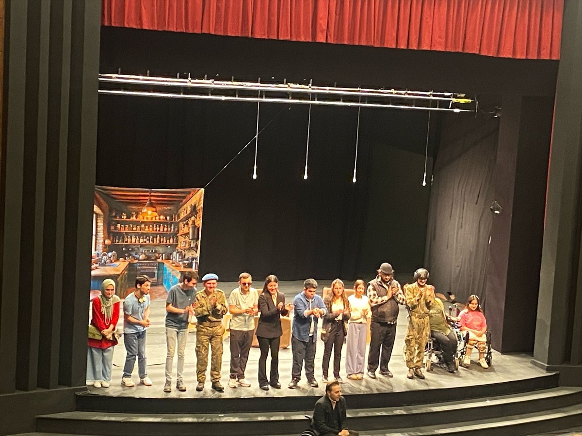 Bursa Kent Konseyi Engelliler Meclisi tarafından sahnelenen "Bavulun Laneti" oyunu sanatseverlerle...