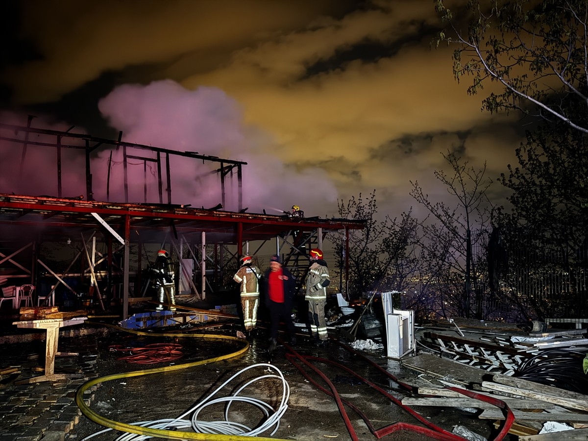Bursa Uludağ'ın eteklerinde yanan baraka itfaiye ekiplerince söndürüldü.