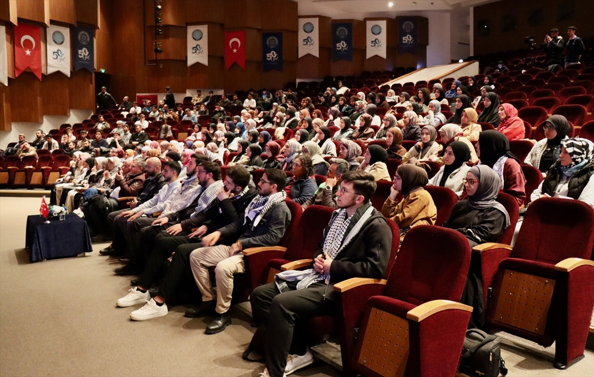 Bursa Uludağ Üniversitesi (BUÜ) öğrencileri, Filistin'de yaşanan zulme dikkati çekmek amacıyla 3...