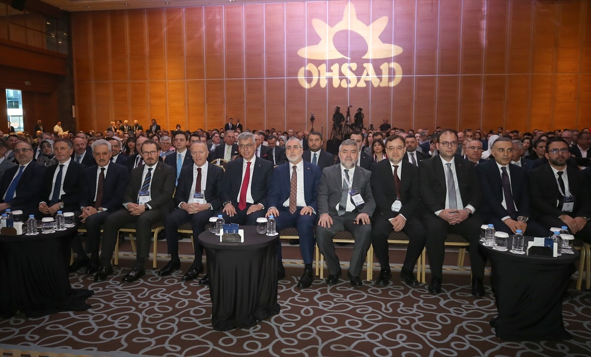 Çalışma ve Sosyal Güvenlik Bakanı Vedat Işıkhan (sağ 6), Sağlık Bakanı Kemal Memişoğlu'nun (sol 6)...