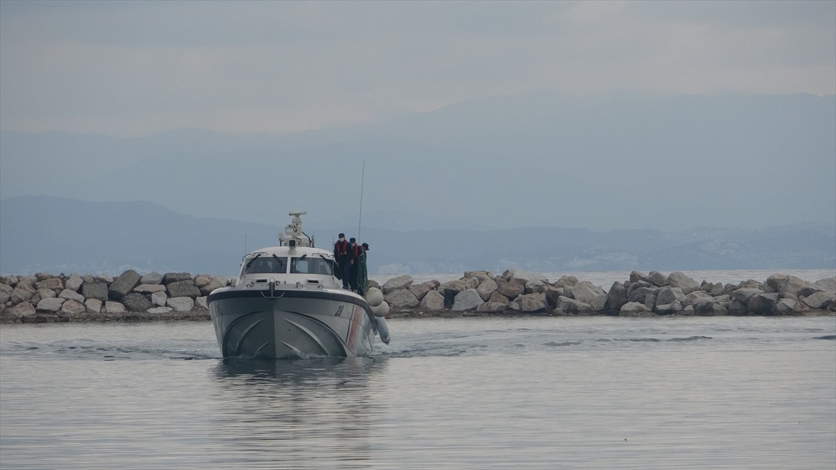 Çanakkale'nin Ayvacık ilçesi açıklarında düzensiz göçmenleri taşıyan botun batması sonucu 9 kişi...