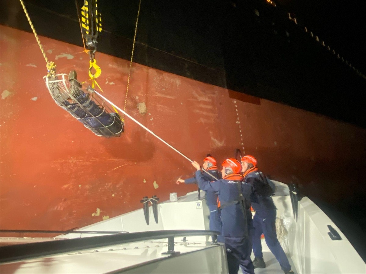 Çanakkale'nin Bozcaada açıklarında demirli bulunan gemide yüzünden yaralanan personelin Sahil...