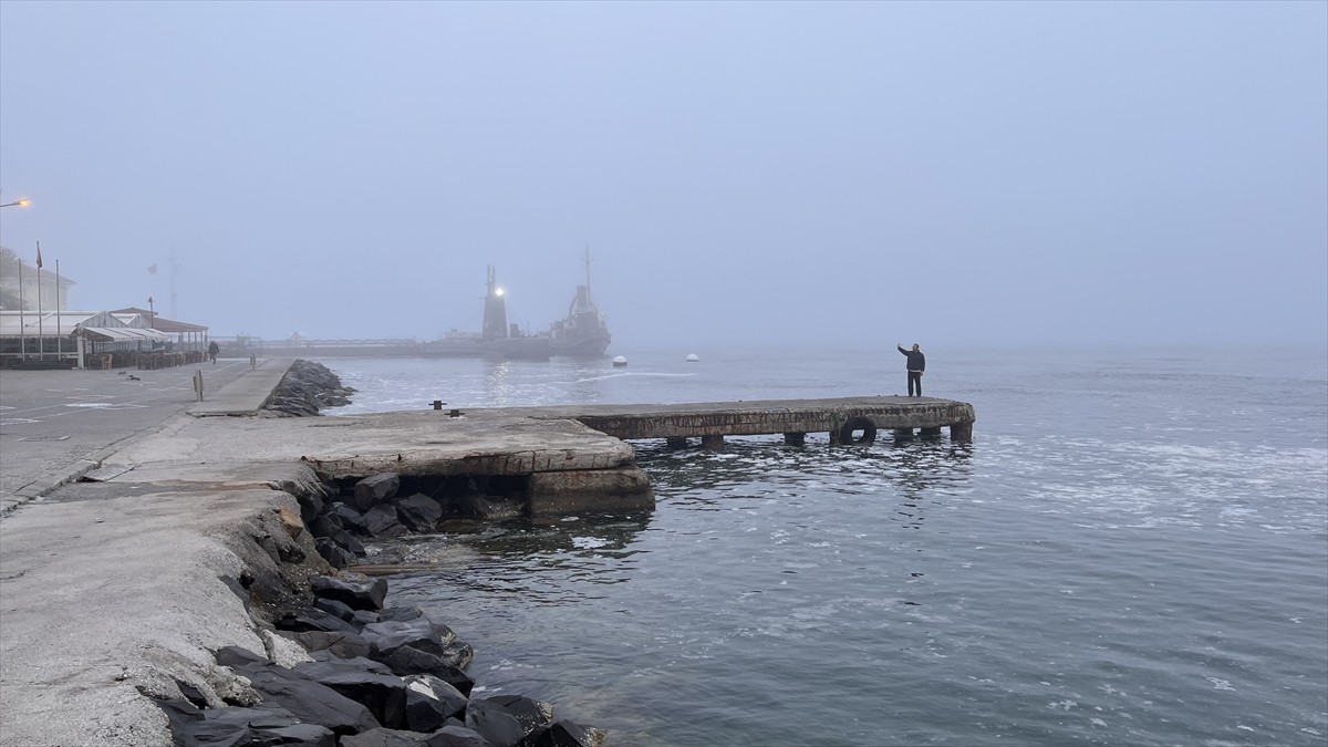Çanakkale Boğazı'nda etkili olan yoğun sis nedeniyle çift yönlü transit gemi trafiği geçici olarak...