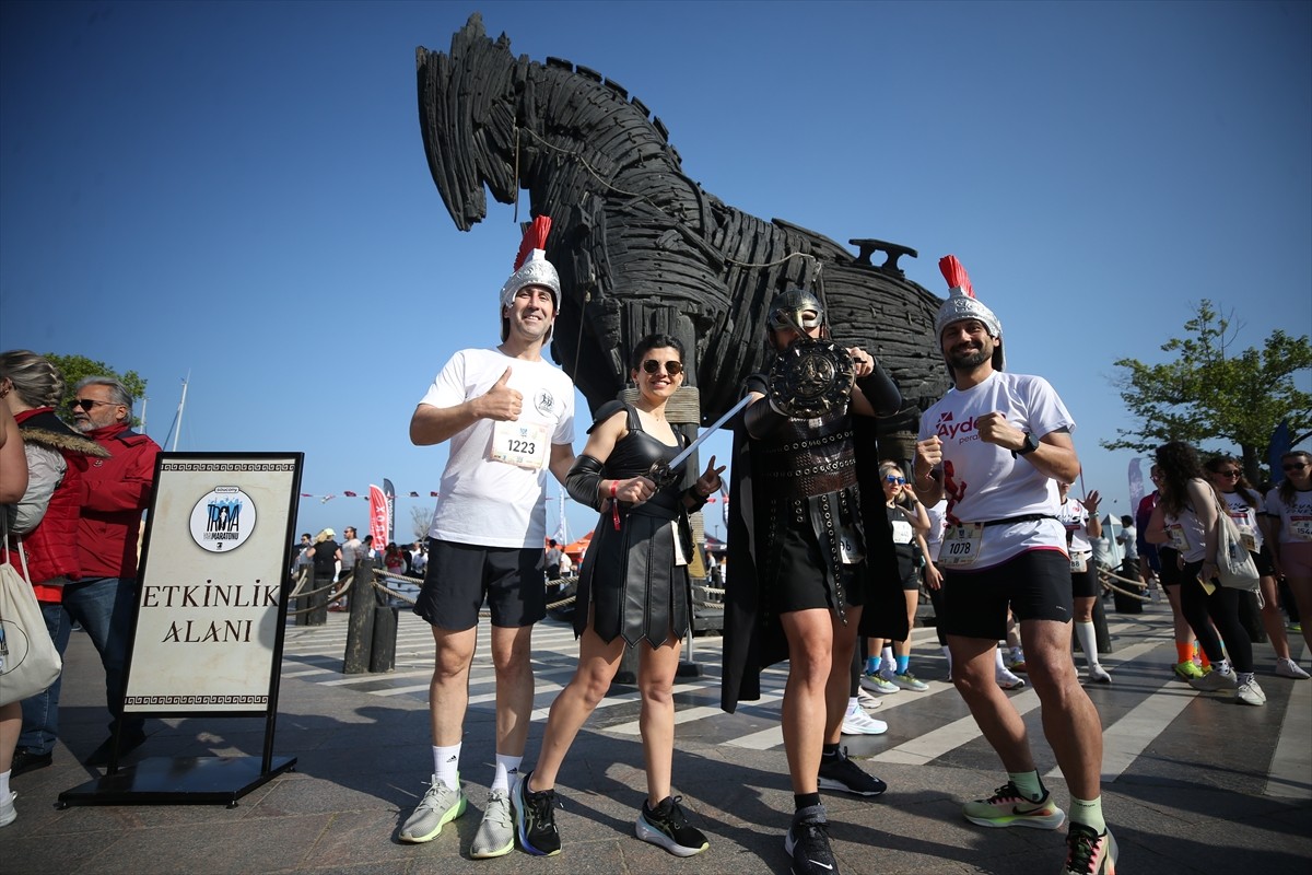 Çanakkale’de yaklaşık 3 bin koşucunun katıldığı Troya Yarı Maratonu başladı. Çanakkale Belediyesi...