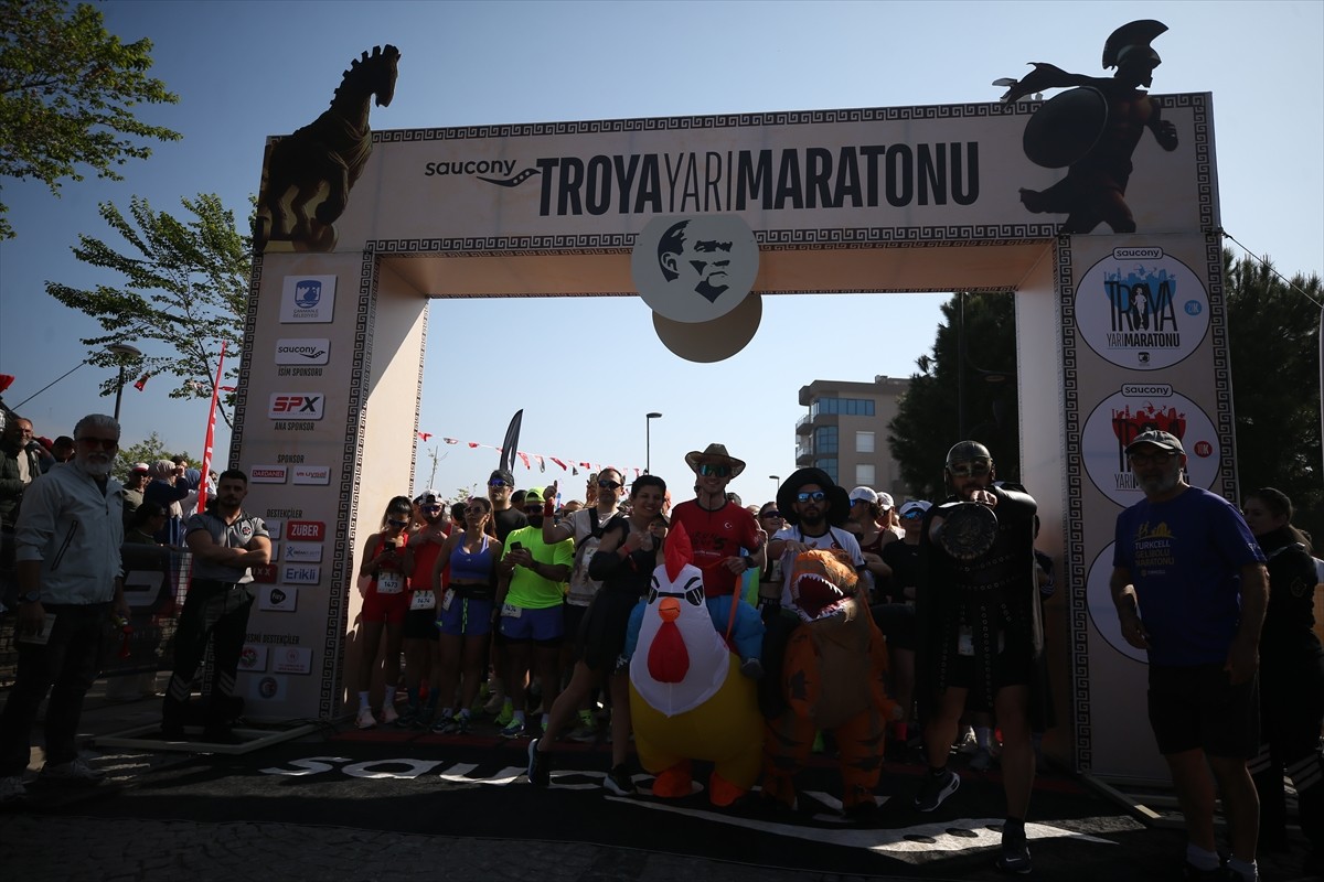 Çanakkale’de yaklaşık 3 bin koşucunun katıldığı Troya Yarı Maratonu başladı. Çanakkale Belediyesi...