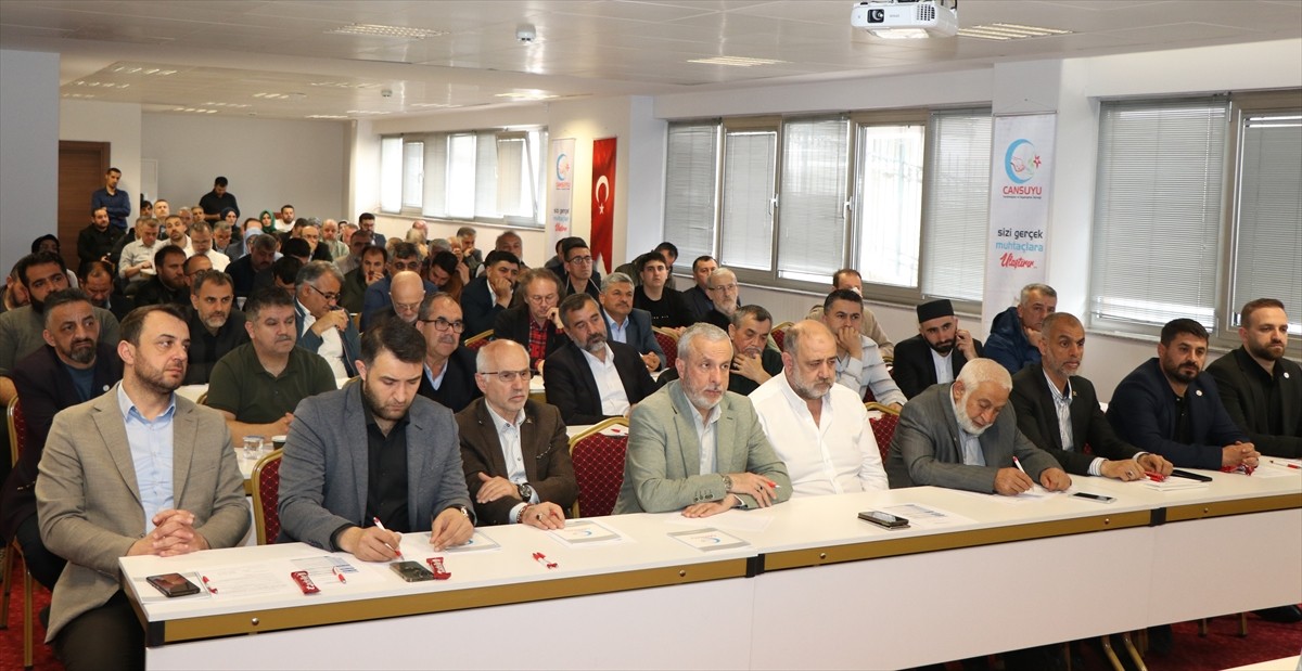 Cansuyu Yardımlaşma ve Dayanışma Derneği Genel Başkanı Mustafa Köylü (ortada), Temsilciler...