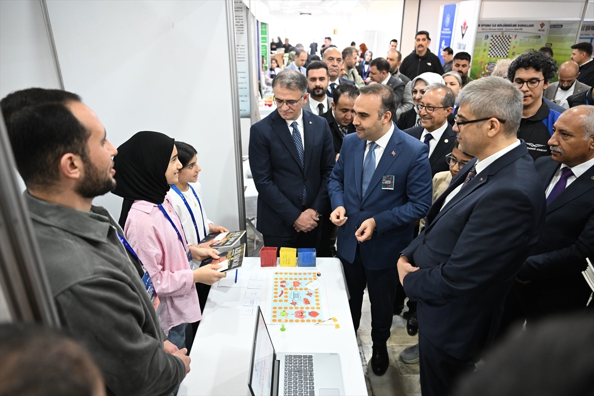 Çeşitli programlar için Van'a gelen Sanayi ve Teknoloji Bakanı Mehmet Fatih Kacır, Edremit...