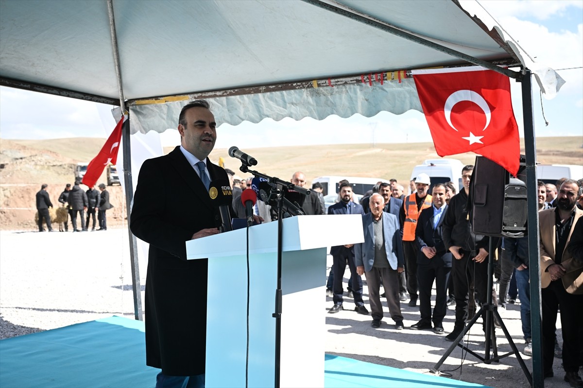 Çeşitli programlara bulunmak üzere Van'a gelen Sanayi ve Teknoloji Bakanı Mehmet Fatih Kacır...