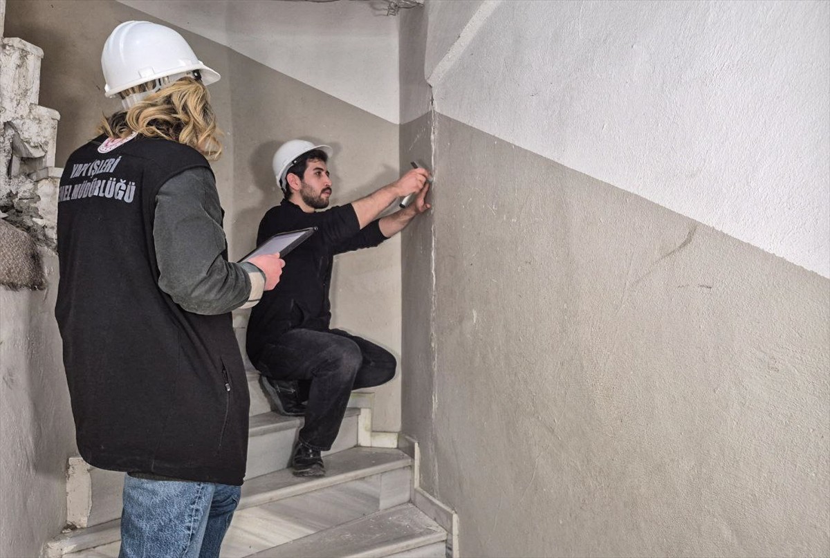 Çevre, Şehircilik ve İklim Değişikliği Bakanlığı ekipleri, İstanbul'da meydana gelen depremlerin...