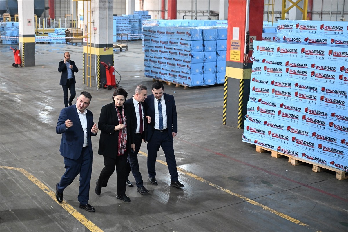 Çevre, Şehircilik ve İklim Değişikliği Bakanlığı Mesleki Hizmetler Genel Müdürü Banu Aslan (sol3)...