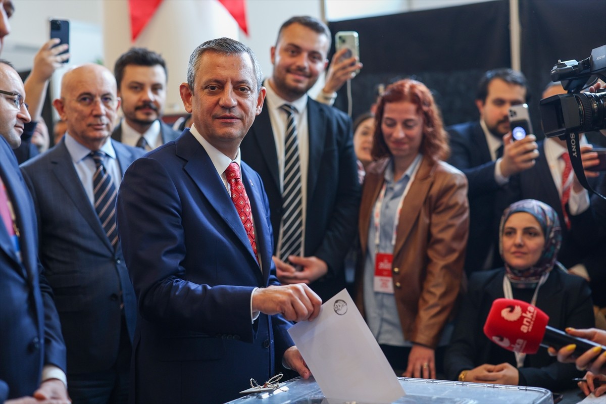 CHP'nin 21. Olağanüstü Kurultayı'nda genel başkanlık için oy verme işlemi tamamlandı. Yenimahalle...