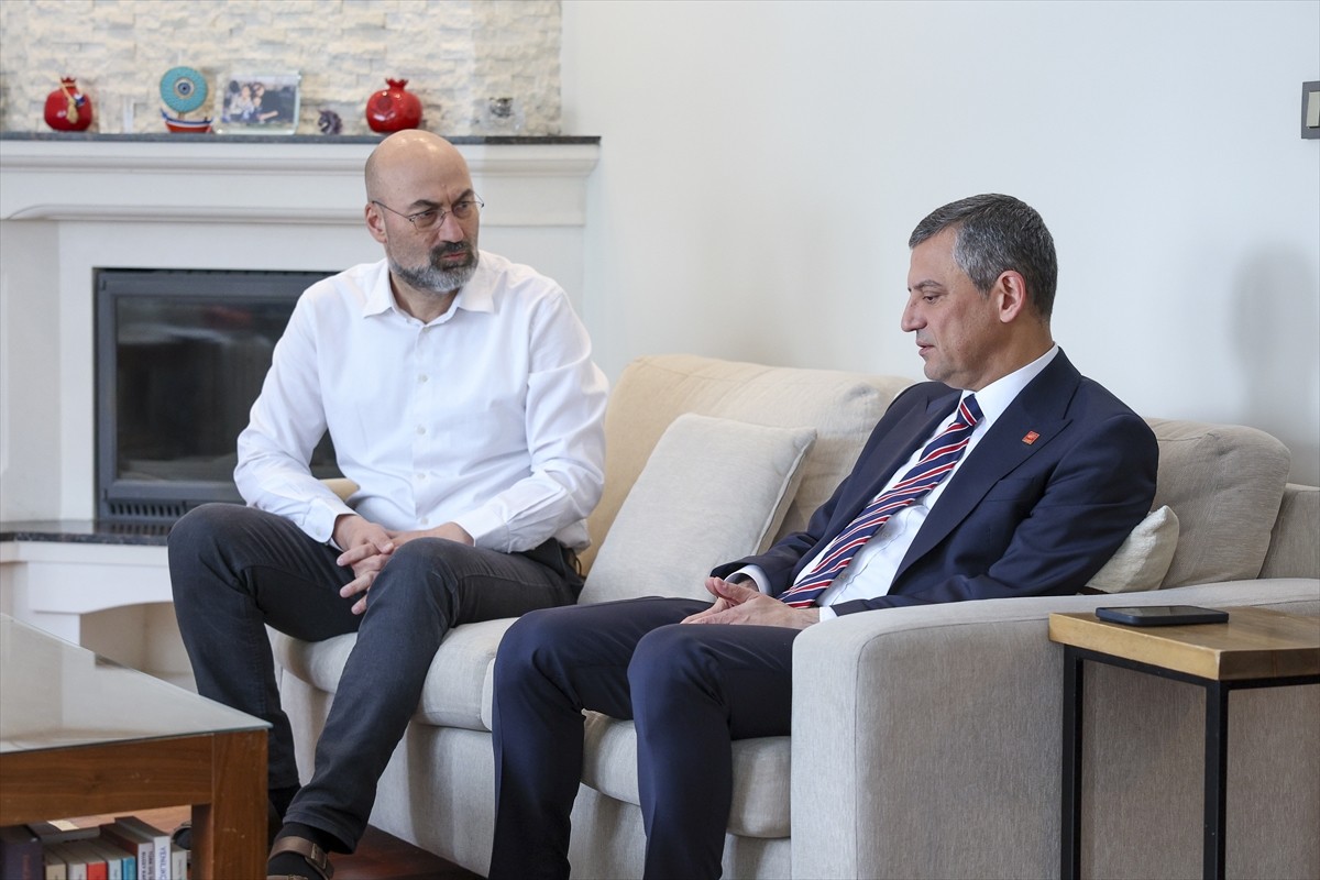 CHP Genel Başkanı Özgür Özel, annesi vefat eden CHP İstanbul Milletvekili Fethi Açıkel'e taziye...