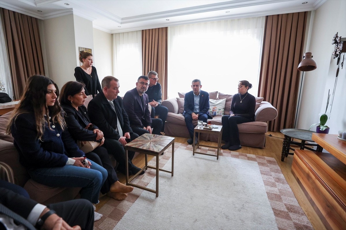 CHP Genel Başkanı Özgür Özel, Kadıköy'deki bıçaklı saldırıda hayatını kaybeden 14 yaşındaki Mattia...